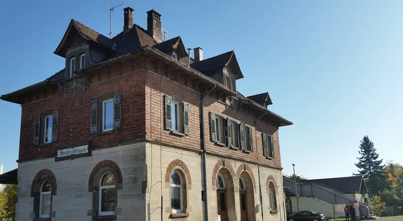 Bahnhofsgebäude Herbrechtingen aus rotem Backstein und hellem Naturstein