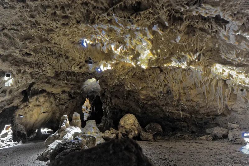 Beleuchtete Tropfsteine in der Charlottenhöhle