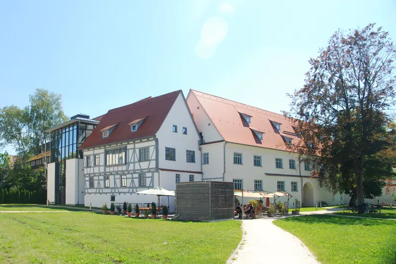 Das ehemalige Kloster Herbrechtingen mit hellen Gebäuden und roten Dächern