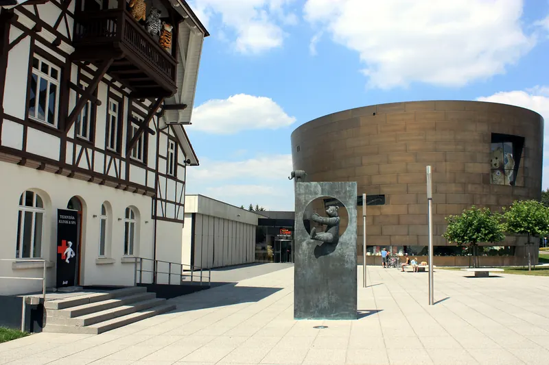 Steiff Museum in Giengen mit Fachwerkhaus, Bärenskulptur und rundem Museumsbau