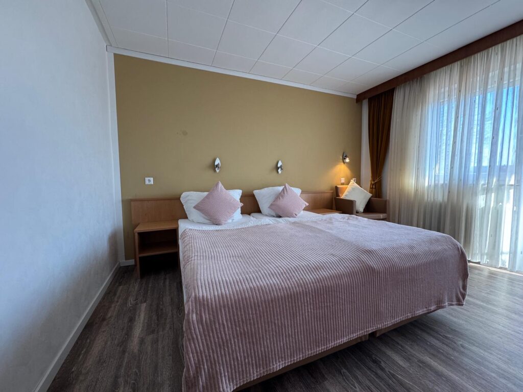 Doppelzimmer mit Doppelbett und Fenster