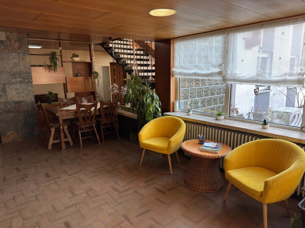 Lobby des Hotels mit gelben Sesseln und Sitzgruppe